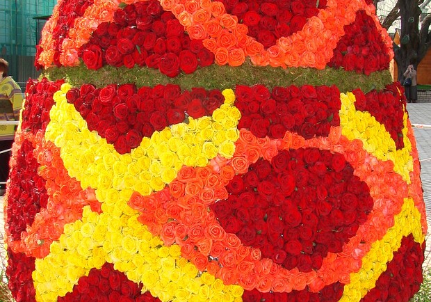 Новость - Досуг и еда - Фотофакт: в Лавре появилась огромная писанка из семи с половиной тысяч роз
