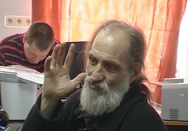 Этот лжесвященник вместе с "Иисусом Христом" просил милостыню у киевлян. Фото magnolia-tv.com