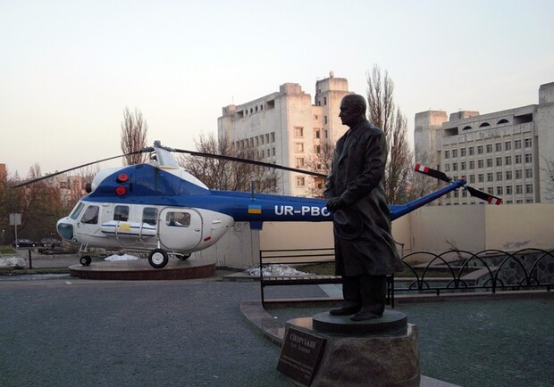 Самолетыс вертолетами в Киеве ставят во ворах школ и универов. Фото с сайта artemco.livejournal.com