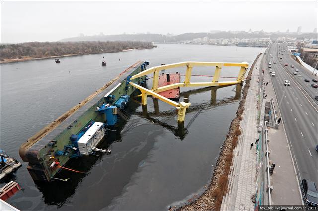 Подольский мост и "Захарий" попрощались друг с другом. Фото tov-tob.livejournal.com/