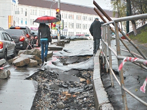 В Голосеевском районе улица уходит под землю. Фото Антона Лущика