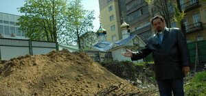 ЧП на Львовской площади – тракторист закопал остатки церкви и чуть не задавил человека