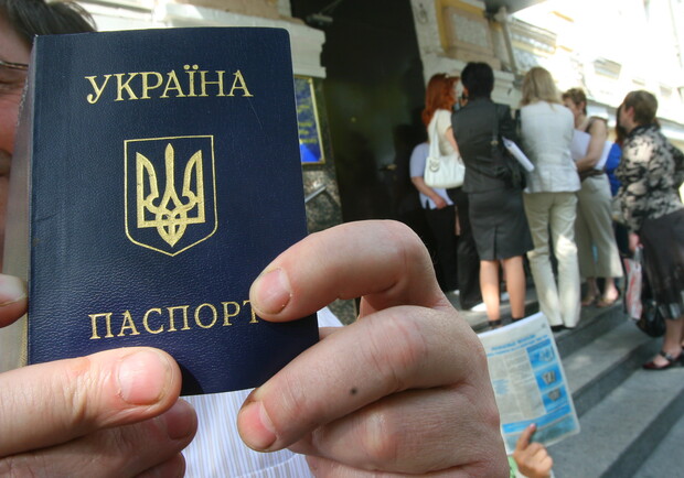 Чтобы попасть домой, киевлянам нужно будет показывать паспорта. Фото Максима Люкова