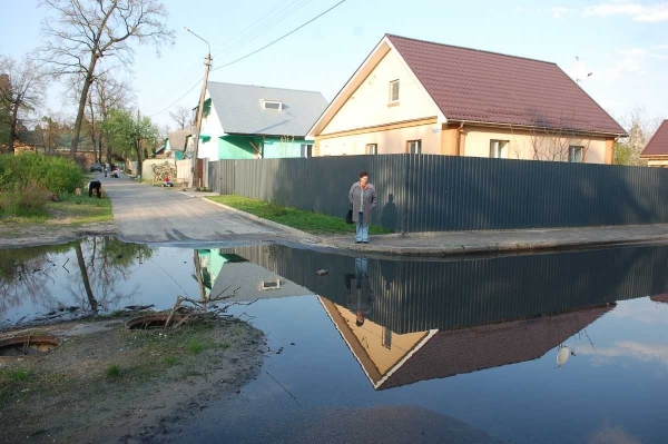 По ДВРЗ плавают фекалии. Фото: Gazeta.ua