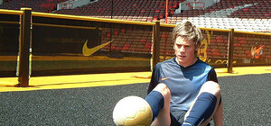 Парень из Запорожья набил мяч 10 тысяч 777 раз