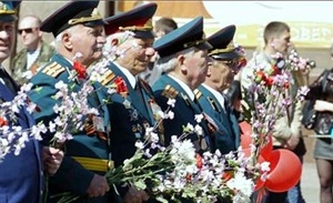Ветераны возложили цветы к Могиле Неизвестного солдата. Фото bbc.co.uk