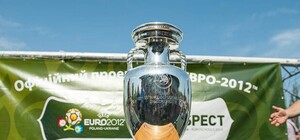 Михаил Добкин расцеловал Кубок Евро-2012