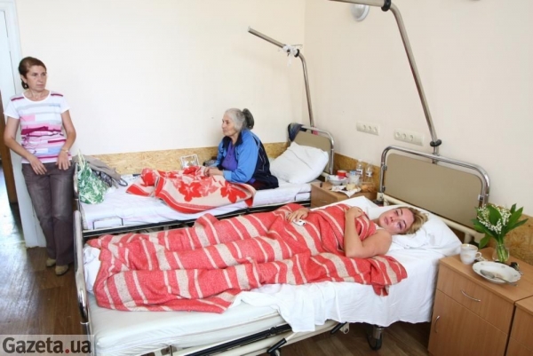 Телеведущая лежит в больнице и не может передвигаться без посторонней помощи. Фото Тараса Подоляна