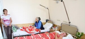 Фото: телеведущая Розинская после избиения не может передвигаться сама