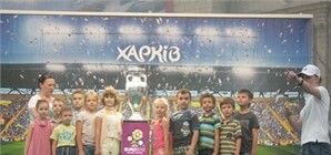 В Харькове очередь к кубку УЕФА растянулась на всю площадь Свободы