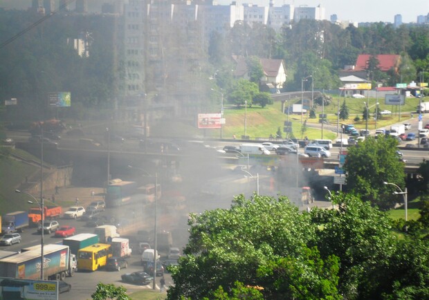 Дым от горящей маршрутки видно за много метров. Фото kiev.vgorode.ua
