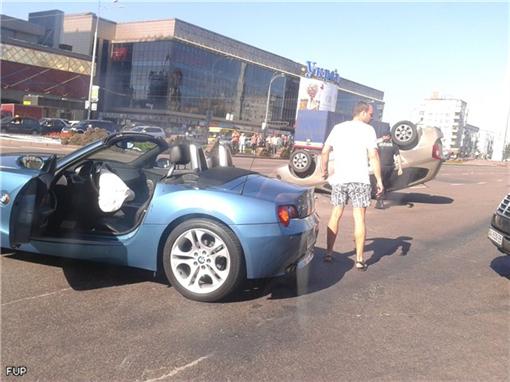Мажор за рулем кабриолета поставил легковушку на крышу. Фото с форума "Украинской правды".