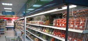 Бизнес по-одесски: работников супермаркетов заставляют продавать тухлую рыбу и перебивать сроки годности
