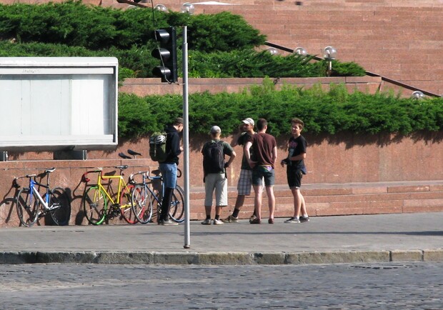 Недоуменные велосипедисты кучковались по разным сторонам площади. Фото Ольги Кромченко