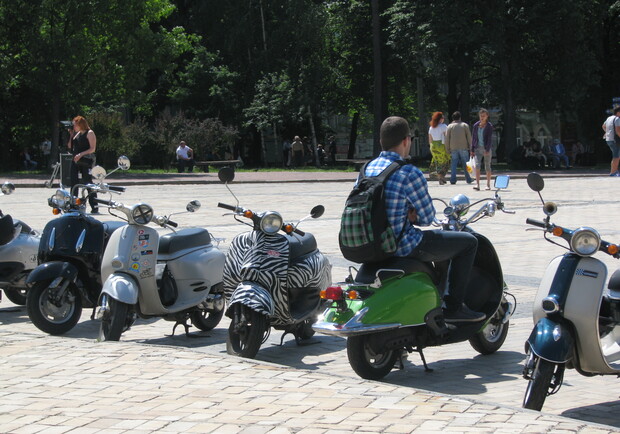 Столько скутеров в одном месте вы точно не видели. Фото Ольги Кромченко