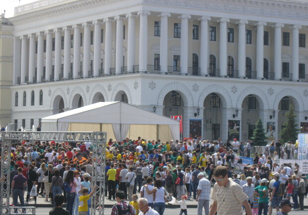 Сегодня днем на Майдане киевлян развлекала группа "СКАЙ". Фото автора