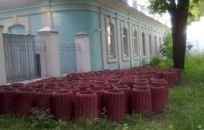 Сейчас урны-неудачницы "похоронены" в Мариинском парке. Фото с личной страницы Андрея Аммосова в "Фейсбуке"