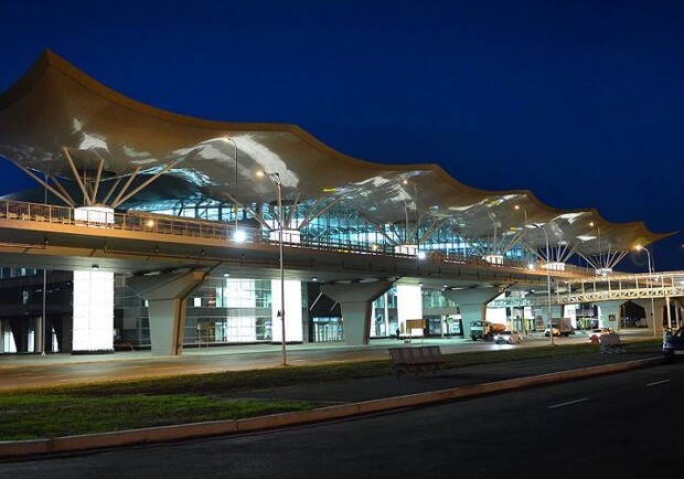Ночью терминал выглядит еще краше, чем днем. Фото со страницы "Борисполя" в "Фейсбуке"