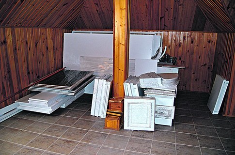 Белый шкаф, стоимостью 74 тысячи гривен, по заключению СЭС, оказался токсичным. Фото А. Сперкач, "Сегодня"