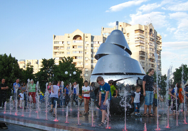 В парке "Позняки" открылся фонтан в форме груши. Фото rainymuz.livejournal.com