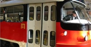 Остановки в скоростном трамвае стали объявлять по-английски. Фото с сайта "Киевпастранс"
