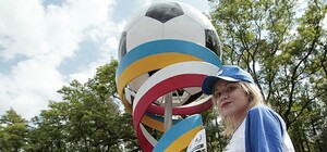 Евро-2012: в Киеве установили собственный футбольный символ за 100 тысяч гривен