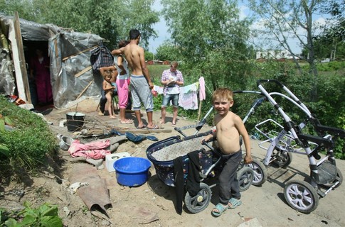 Цыганский табор останется на прежнем месте. Фото С. Николаева, газета "Сегодня"