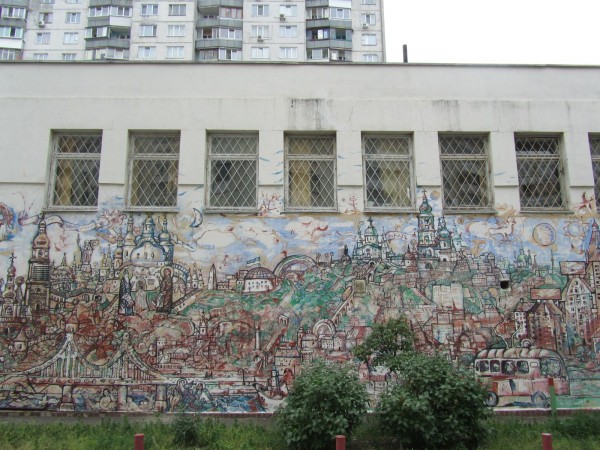 Теперь один из дворов Киева украшен красочной картиной. Фото Натальи Дубровской