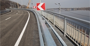 Как оказалось, никто не запрещал вводить в эксплуатацию развязку возле моста Патона. Фото Максима Люкова