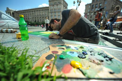 За несколько дней в центре Киева мастера стрит-арта создали картину в 3D. Фото с сайта polemika.com.ua