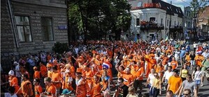 Из-за голландцев Платини застрял в пробке посреди Харькова