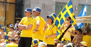 Кто и зачем бьет шведских болельщиков? Фото с сайта Delfi.ua 