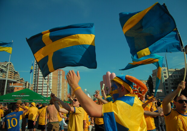 Шведы пронесли свои знамена по центру нашей столицы. Фото Олега Терещенко