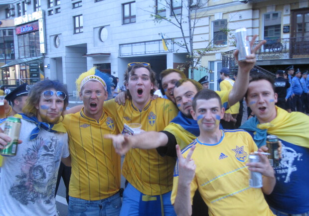 Шведские болельщики в восторге от дружелюбия нашей милиции. Фото автора