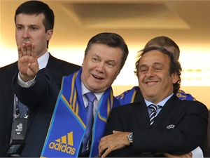 В начале матча Виктор Янукович беседовал о чем-то с Мишелем Платини, показывая на конструкции стадиона. Фото kp.ua
