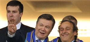 Как политики болели за нашу сборную: Янукович прыгал на стадионе, а бютовцы сидели дома