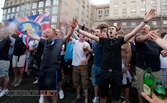 Фанаты обливали друг друга пивом и ругались. Фото: censor.net.ua