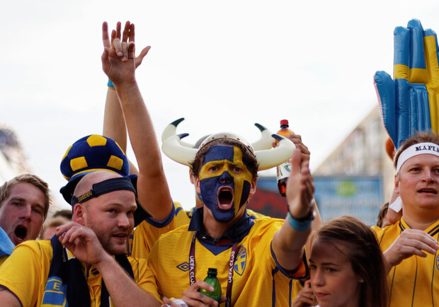 Шведы изо всех сил болели за свою сборную, но она их снова подвела. Фото с momentextractor.livejournal.com