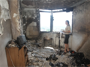 Одна из квартир полностью сгорела во время пожара. Фото Максима Люкова