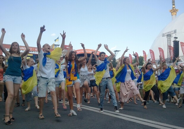 Новость - События - Сотни украинцев и Руслана станцевали на Крещатике в честь матча с Англией