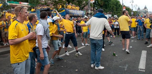 Вчера во время матча Швеция – Франция пострадало несколько иностранцев. Фото с сайта censor.net.ua  