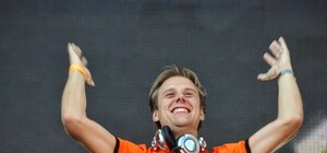 Танцующая под Армина ван Бюрена женщина поставила на колени голландцев  