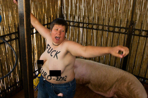 В фан-зоне разделась девушка из Femen . Фото пресс-службы FEMEN