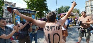 Шокирующие фото: Донецкая FEMENка прорвалась к хряку-прорицателю