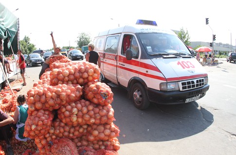 Машины скорой помощи не могут проехать к больным. Фото Г. Салай