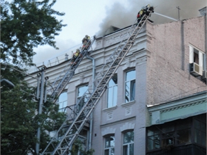 Пожарным понадобилось полтора часа для того, чтобы потушить огонь. Фото Владимира Патлана