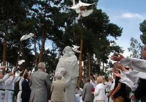 В день памяти жертв Великой Отечественной войны был открыт новый памятник. Фото korrespondent.net