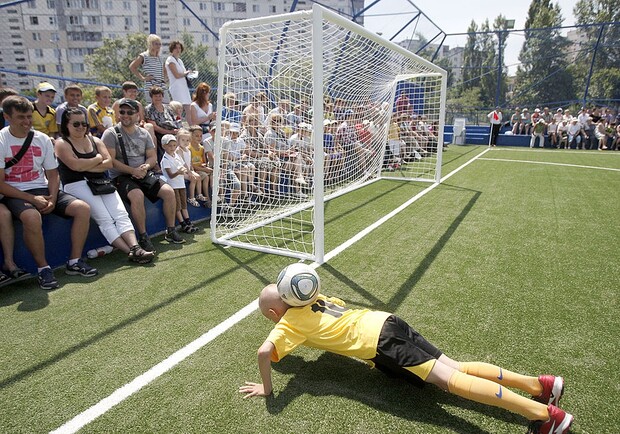 Новое футбольное поле выглядит так, как на современных стадионах. Фото с сайта kievcity.gov.ua