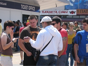 Футбольные фаны покупают билеты, даже несмотря на их заоблачную стоимость. Фото kp.ua