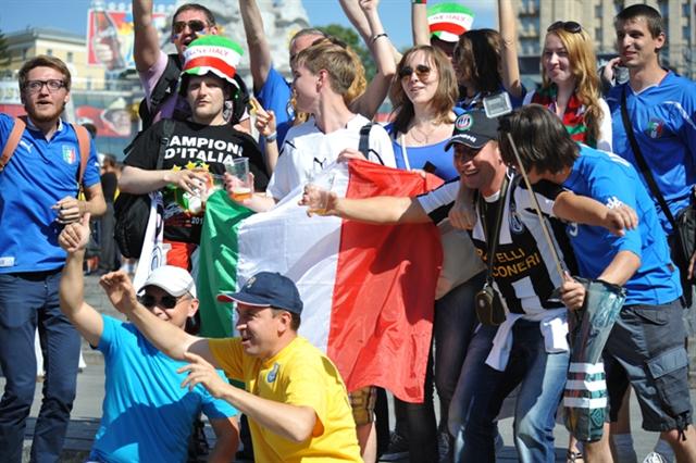 Видимо, до стадиона дошли не все итальянцы. Фото ИЦ "Украина-2012"
